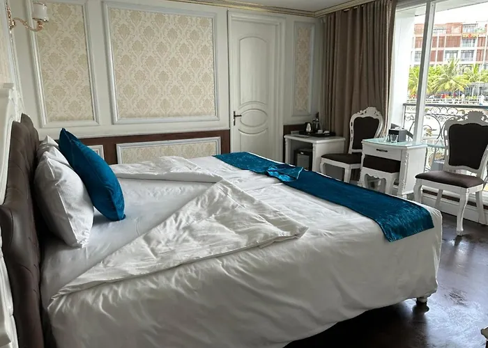 Aquamarine Premium Cruise Botel